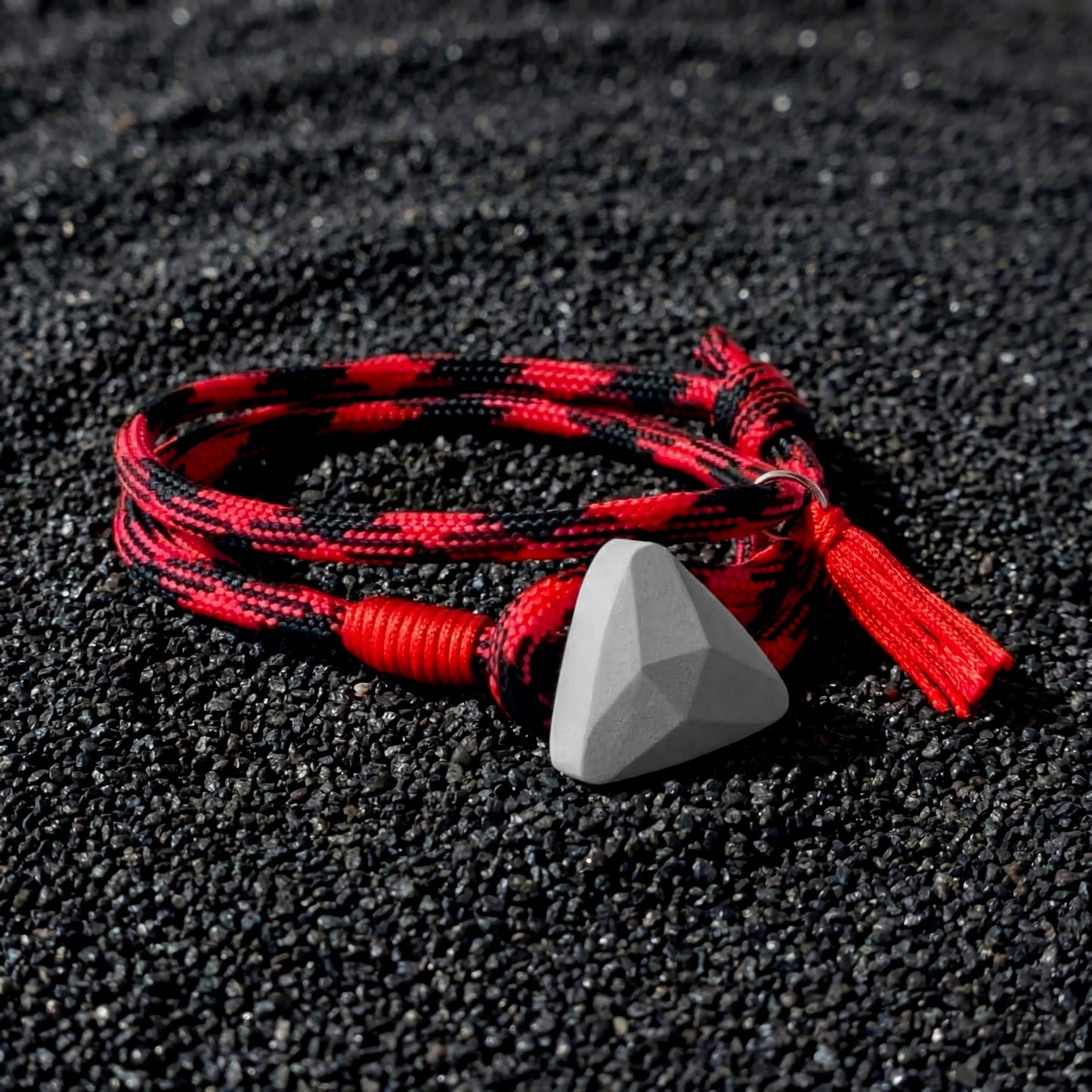 AESTHETIC TRIANGLE MIX RED, PULSERA TRIANGULO DE CONCRETO
