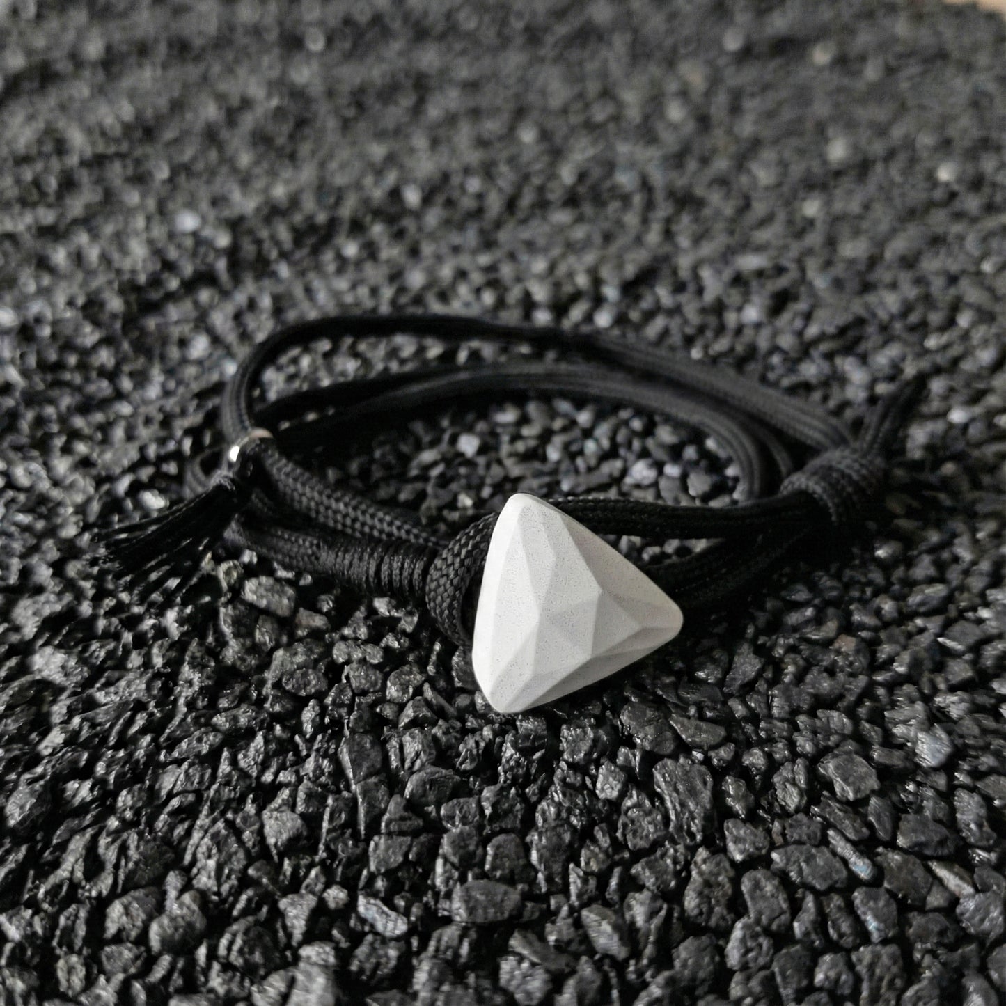 AESTHETIC TRIANGLE, PULSERA TRIANGULO DE CONCRETO