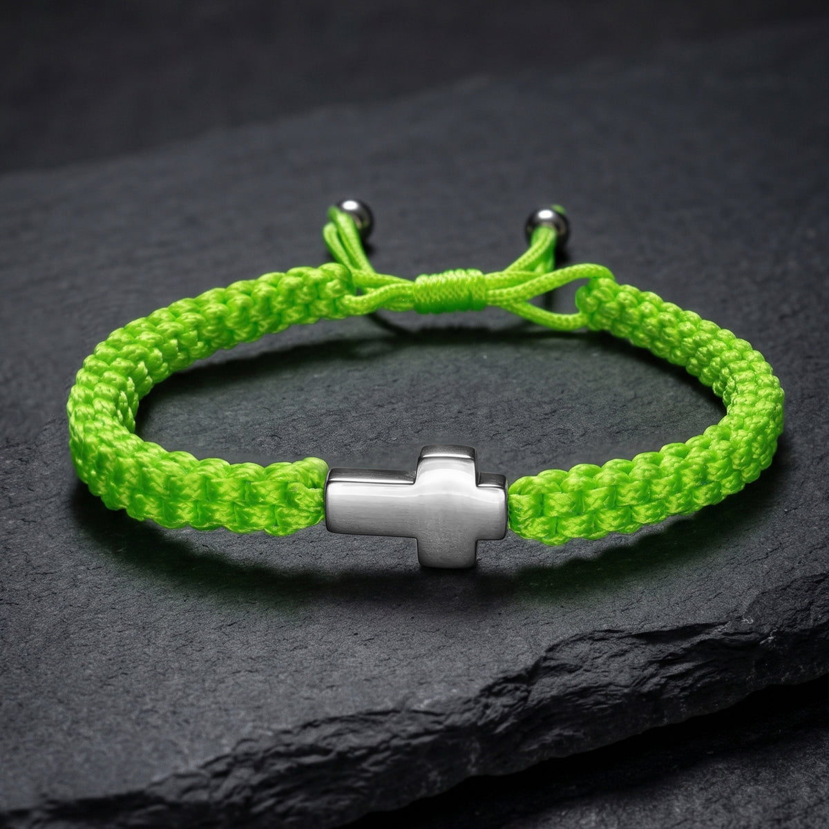 CRUZ. PULSERA TRENZADA VERDE NEON CON CRUZ DE ACERO INOXIDABLE