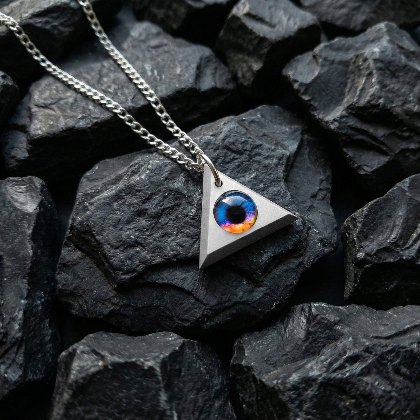 TURK I COLLAR CON TRIANGULO CONCRETO, OJO DE COLORES