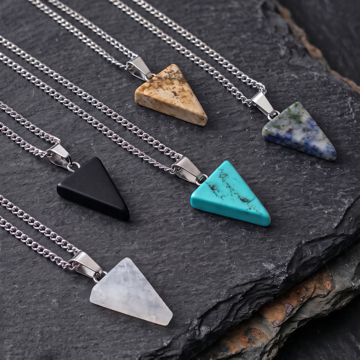 TRIANGLE QUARTZ. COLLAR CADENA DE ACERO INOXIDABLE CON DIJE TRIANGULO