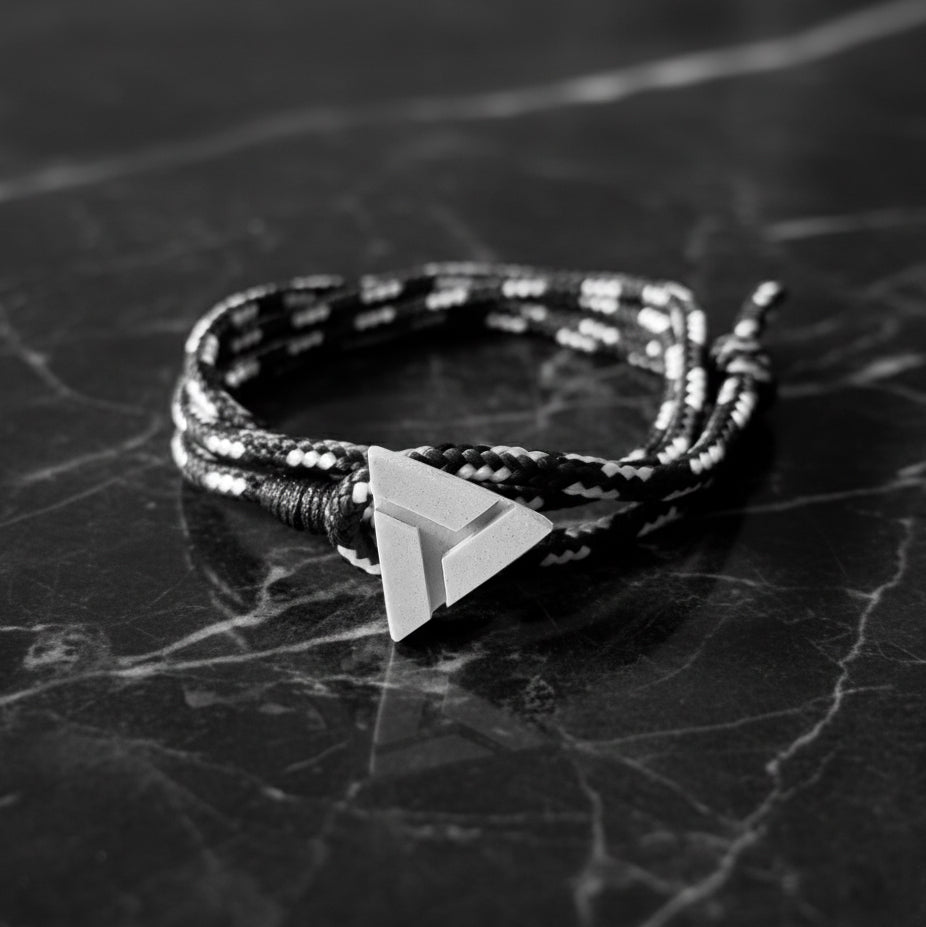 SLICED PULSERA TRIANGULO CONCRETO CORDON NEGRO BLANCO