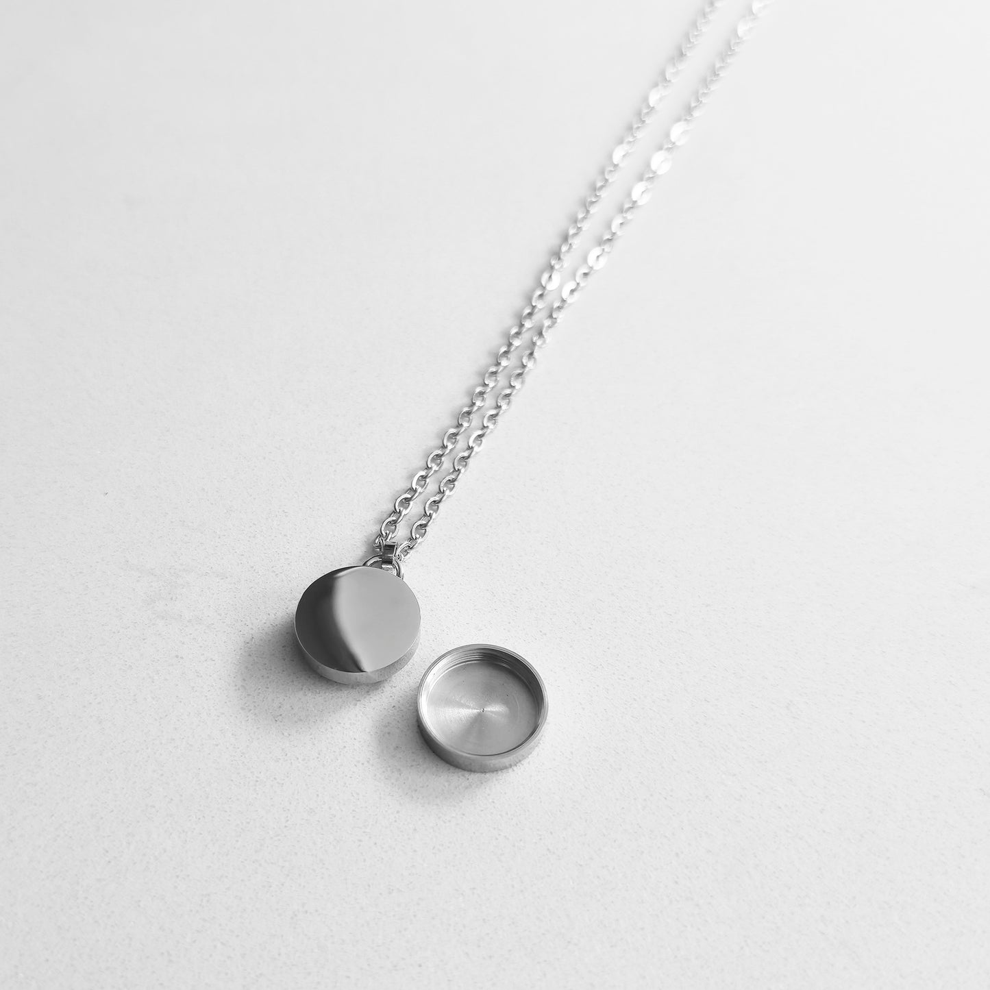 URN STEEL NECKLACE