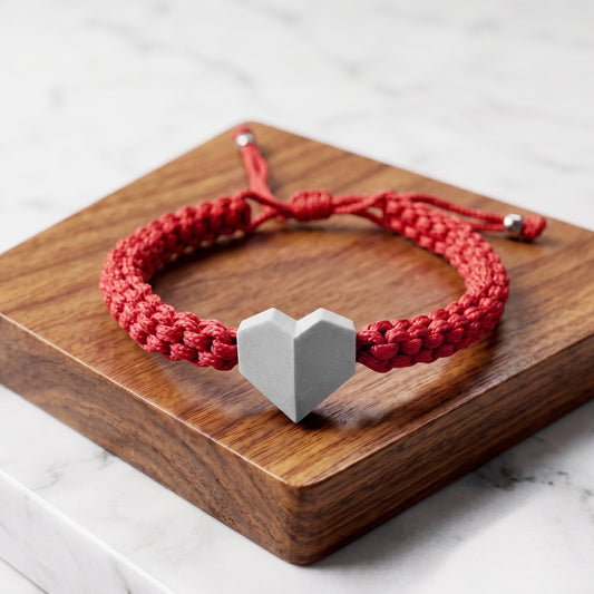 TINY LOVE. PULSERA CON CORAZON Y CORDON TRENZADO ROJO