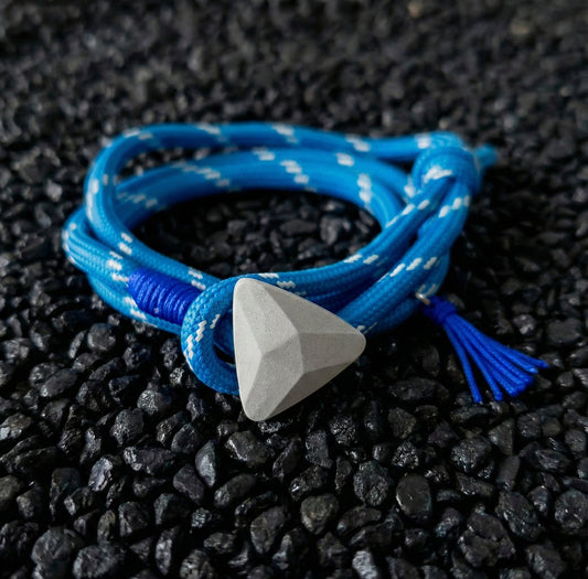 AESTHETIC TRIANGLE MIX BLUE, PULSERA TRIANGULO DE CONCRETO