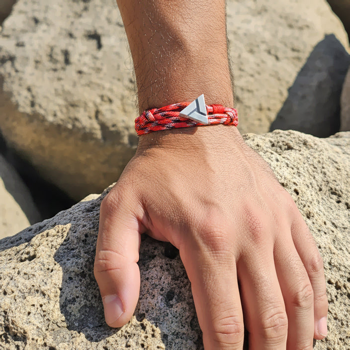 SLICED PULSERA TRIANGULO CONCRETO CORDON ROJO