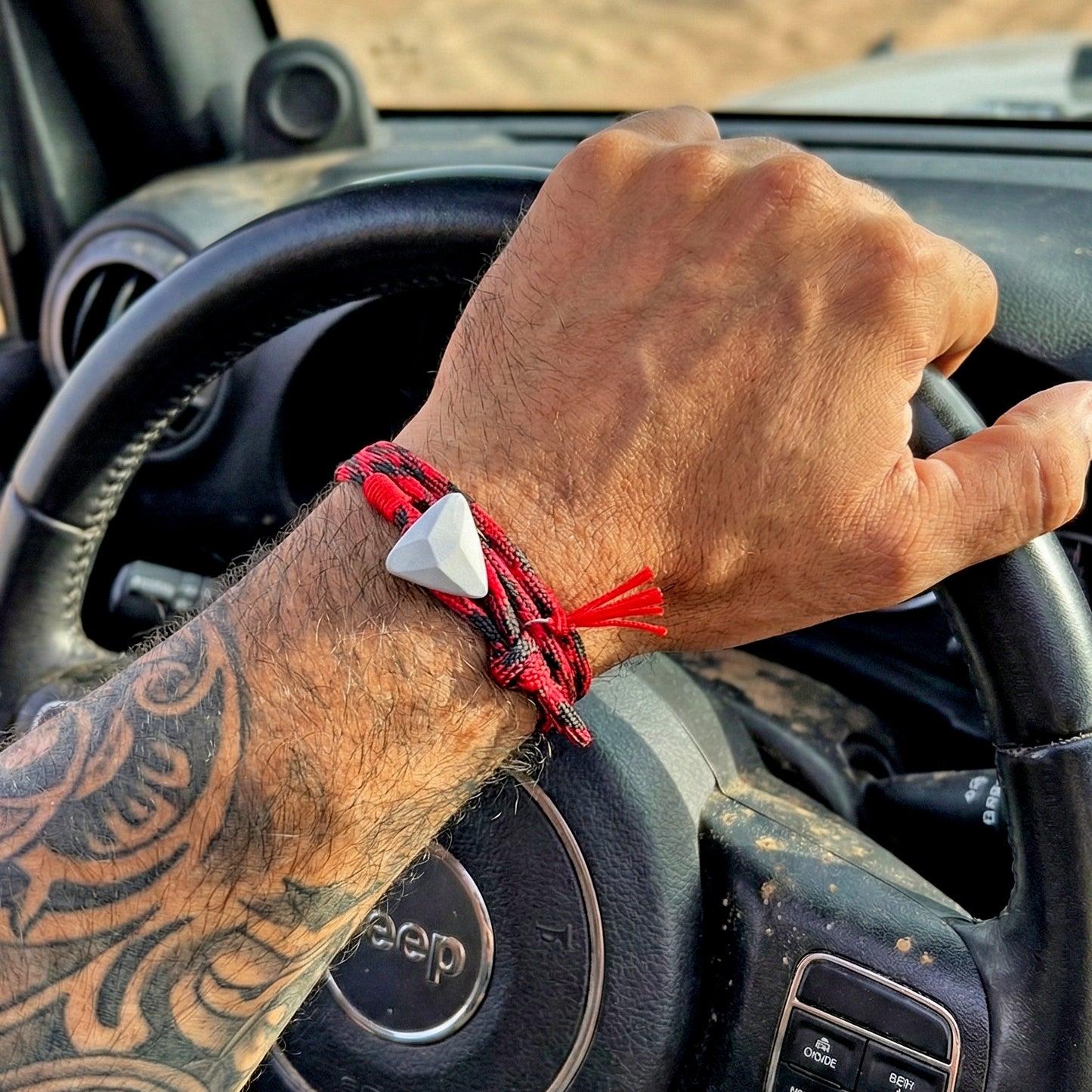 AESTHETIC TRIANGLE MIX RED, PULSERA TRIANGULO DE CONCRETO