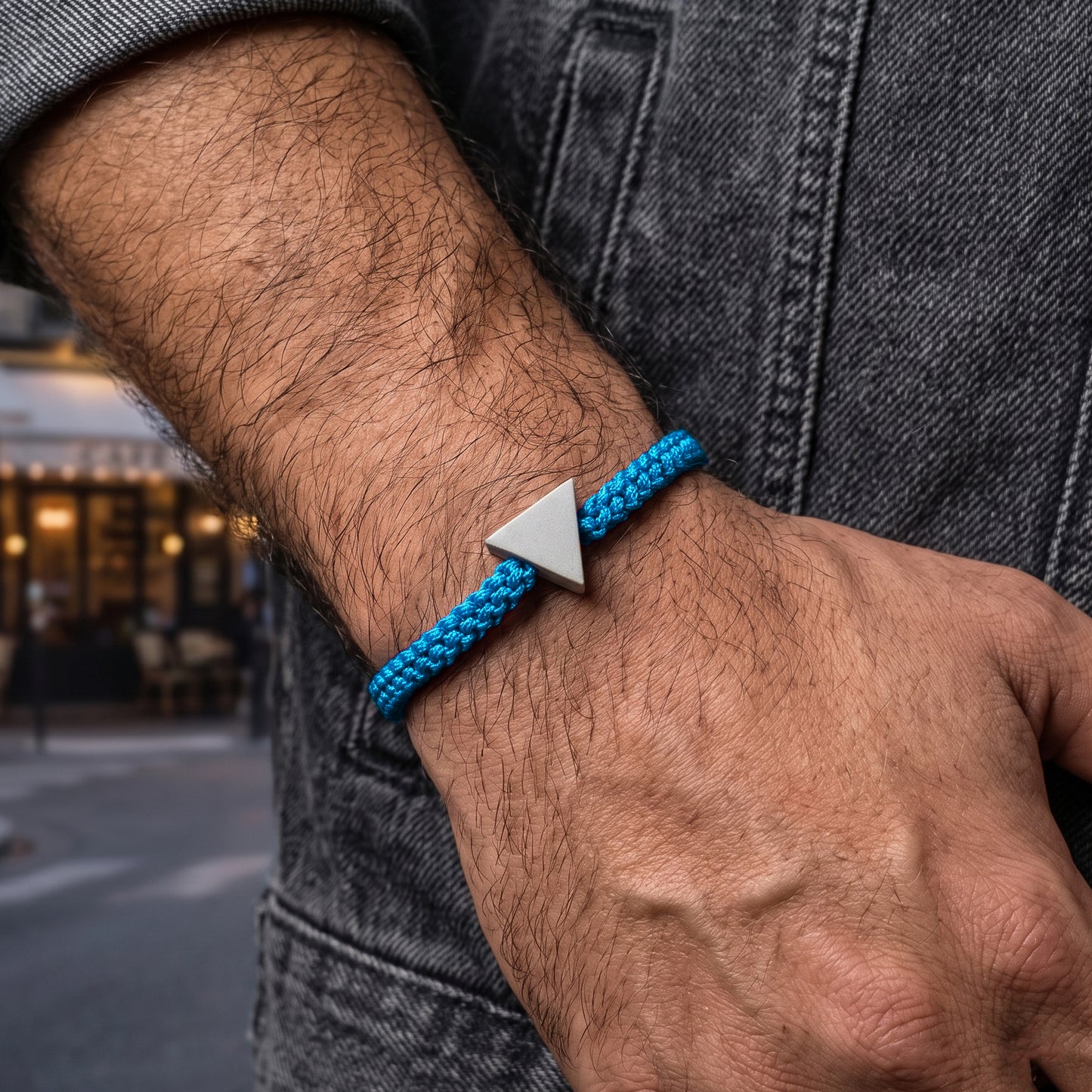 TINY TRIANGLE. PULSERA CON TRIANGULO Y CORDON AZUL