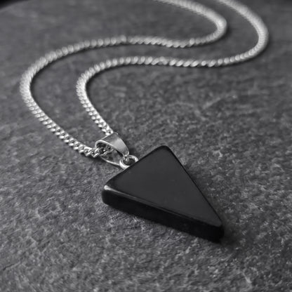 TRIANGLE ONIX.  COLLAR CADENA DE ACERO INOXIDABLE CON DIJE TRIANGULO