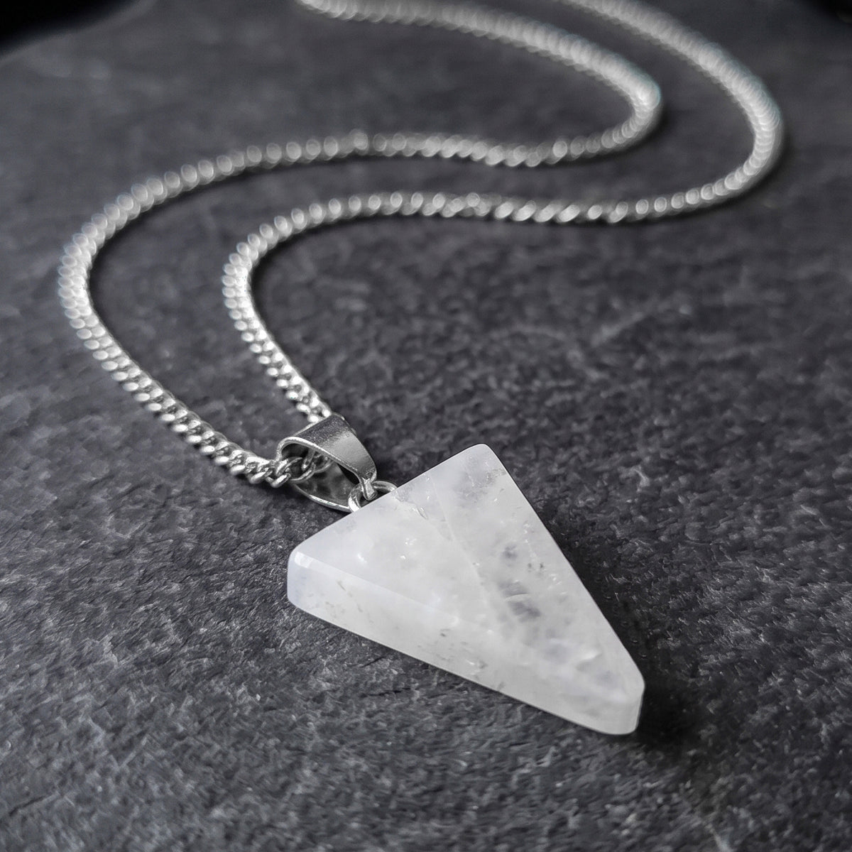 TRIANGLE QUARTZ.  COLLAR CADENA DE ACERO INOXIDABLE CON DIJE TRIANGULO