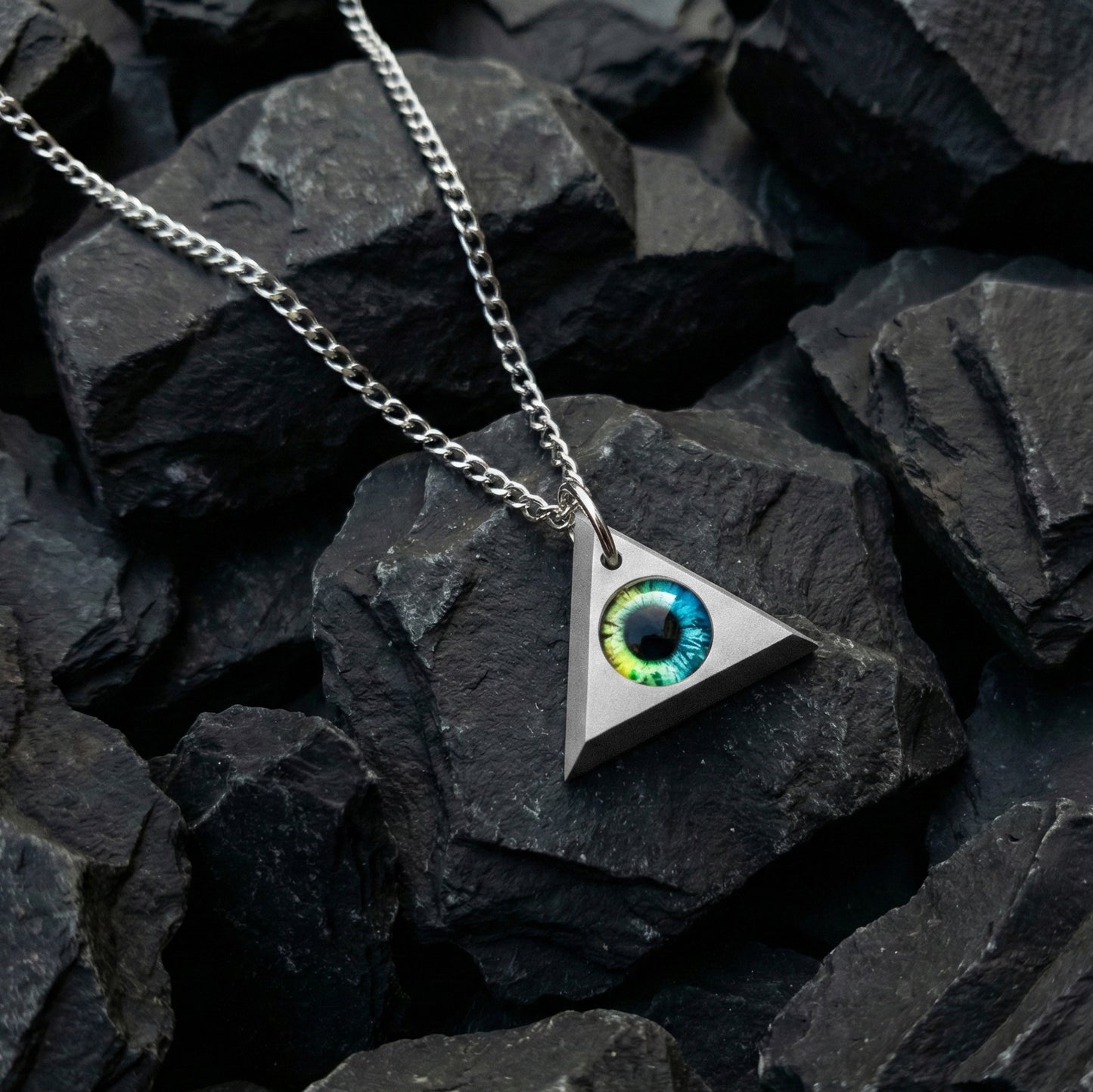 TURK III COLLAR CON TRIANGULO CONCRETO, OJO DE COLORES