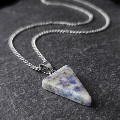 TRIANGLE SODALITE.  COLLAR CADENA DE ACERO INOXIDABLE CON DIJE TRIANGULO