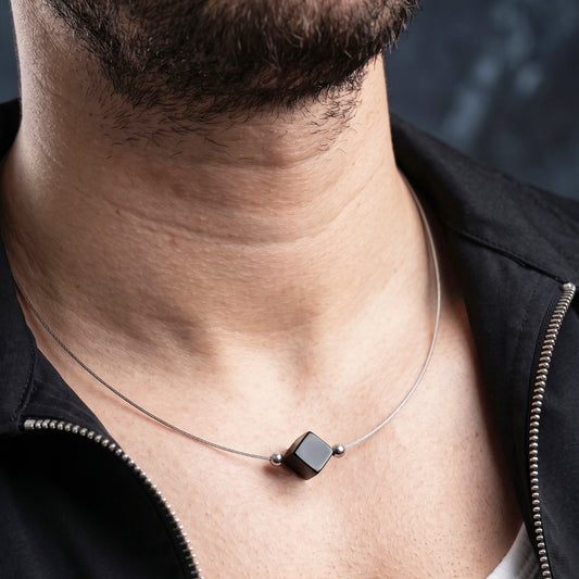 STEEL CUBE. COLLAR ACERO CON CUBO AGATA NEGRA MATE