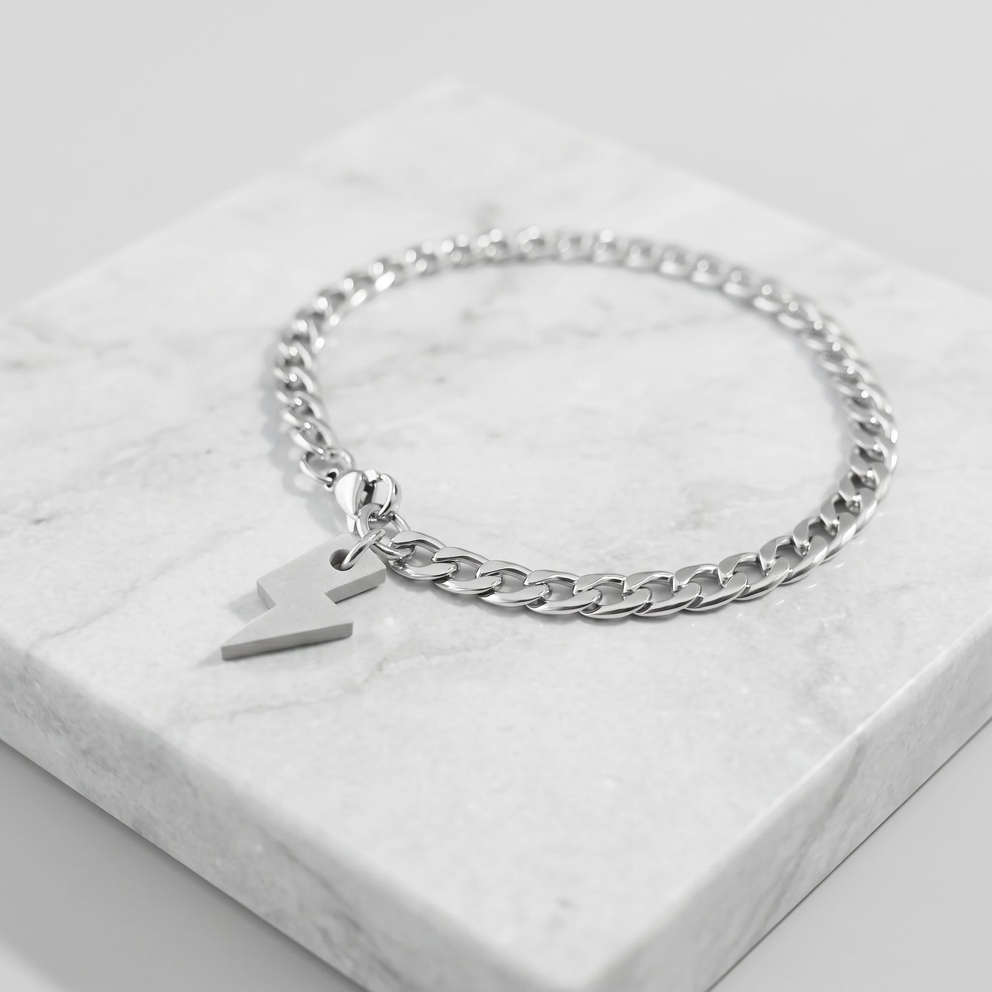 THUNDER. PULSERA CON RAYO DE CONCRETO Y CADENA ACERO