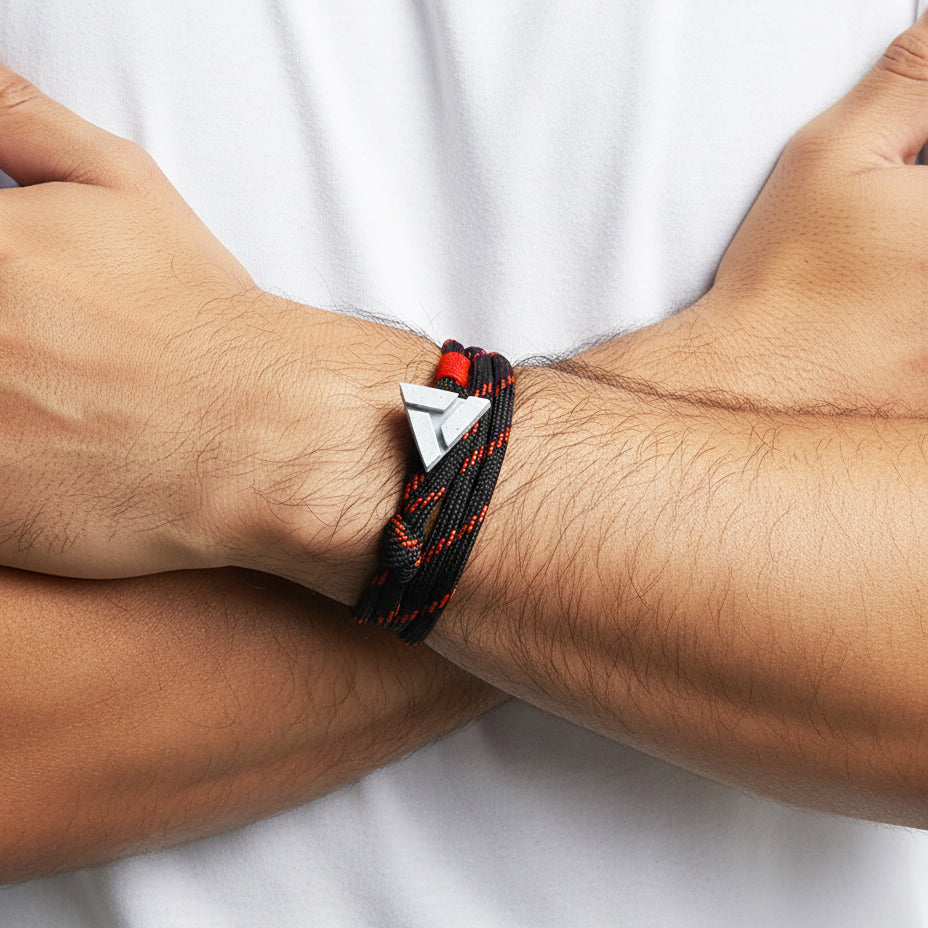 SLICED PULSERA TRIANGULO CONCRETO CORDON NEGRO