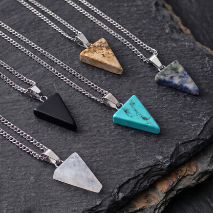 TRIANGLE QUARTZ.  COLLAR CADENA DE ACERO INOXIDABLE CON DIJE TRIANGULO