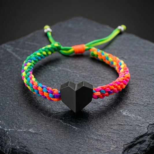 TINY LOVE. PULSERA CON CORAZON NEGRO Y CORDON MULTICOLOR II