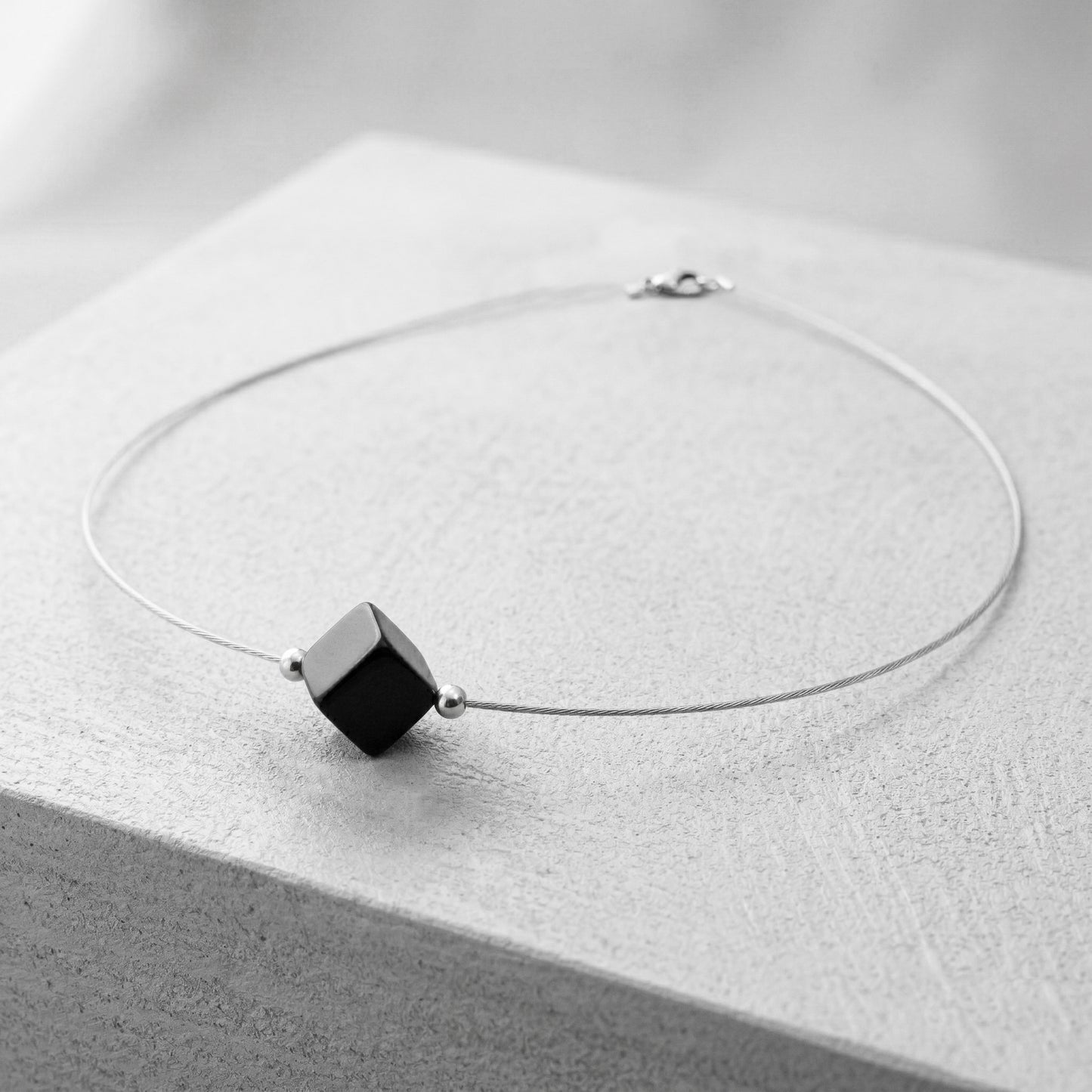 STEEL CUBE. COLLAR ACERO CON CUBO AGATA NEGRA MATE
